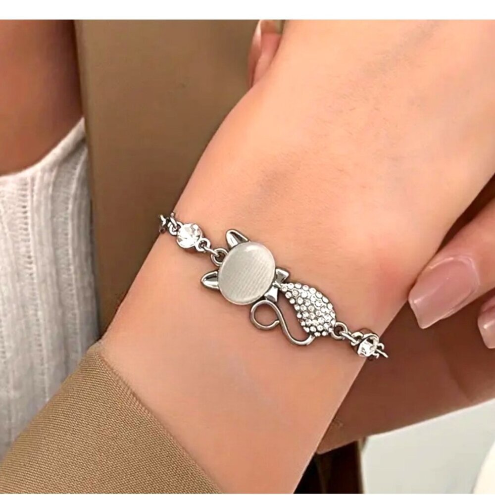 Cat's Eye and Rhinestone Bracelet 14Kt White Gold Plated NWOT Adorably Cute Gift